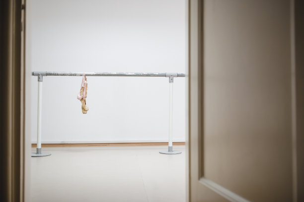 芭蕾舞鞋挂在工作室的木杆上图片下载