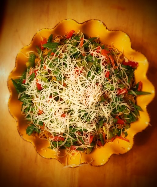 美味可口的米饭配上奶酪和蔬菜图片下载