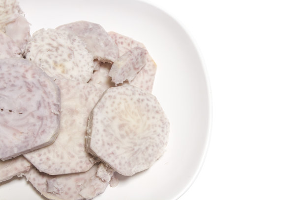 白盘上芋头切片图片下载