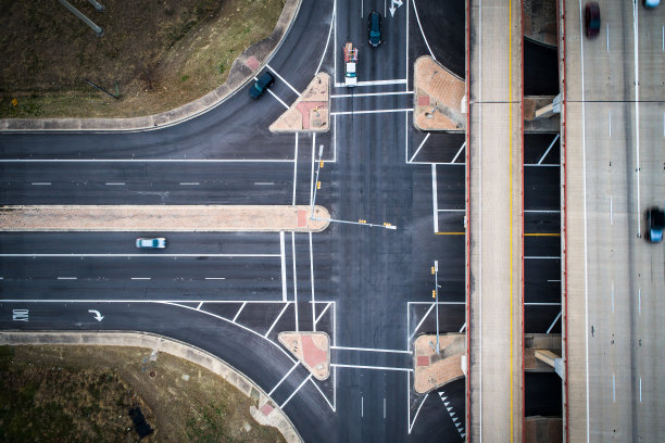 十字路口和高速公路上方的无人机视图图片下载