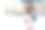 一位红发女商人坐在楼梯上，手里拿着平板电脑图片下载
