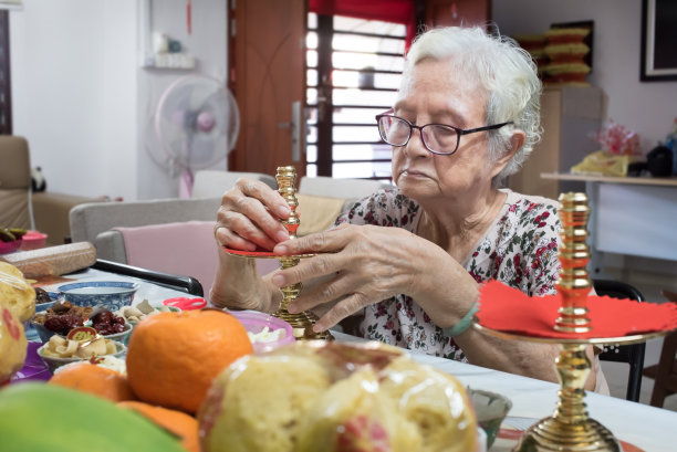 年长者为农历新年第八夜敬拜玉皇大帝做准备图片下载