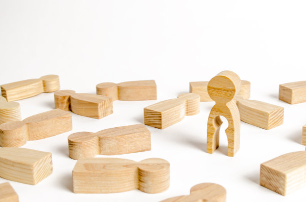 一个木制的人的身体里有一个空的孩子形状的人站在其他人中间。丢了一个孩子去找一个婴儿。不孕不育的女性图片下载