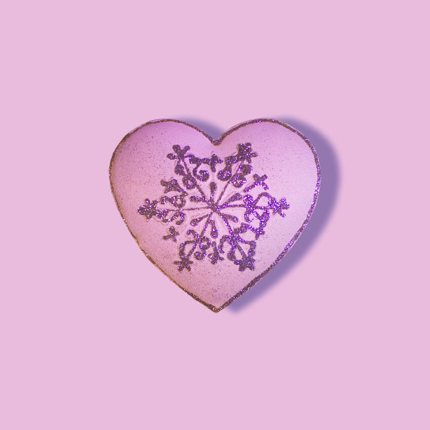 粉红色的心和粉红色的雪花孤立在粉红色的背景。图片下载