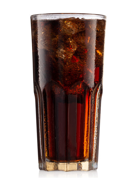 棕色的碳酸饮料在蒸汽杯与冰图片下载