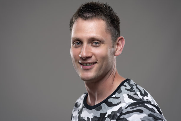 近距离肖像快乐放松年轻的成年男子在军队衬衫微笑的镜头图片下载