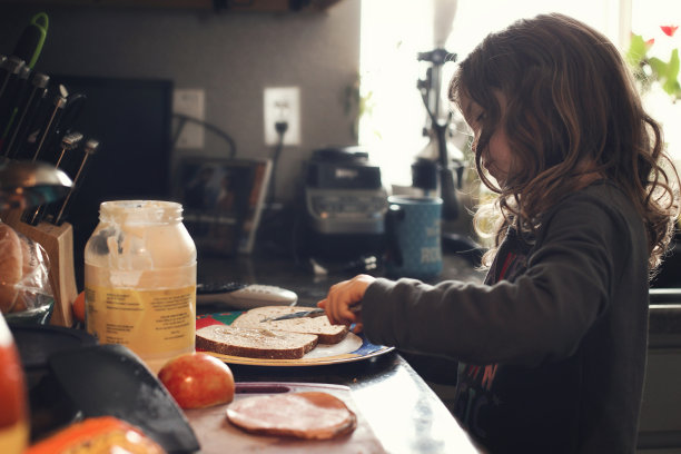 女孩做午餐图片下载