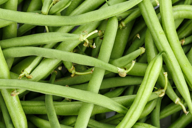 以新鲜芦笋、四季豆为背景。图片下载