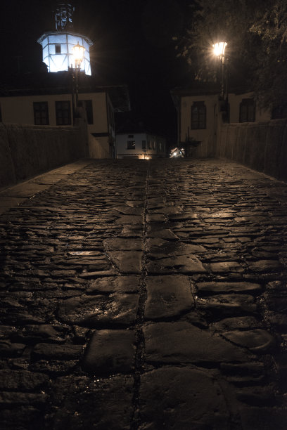 石桥，通往市中心的钟楼。图片下载