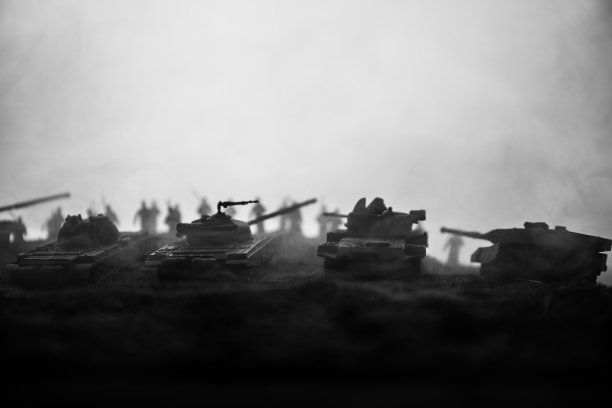 战争的概念。军事剪影战斗场景的战争雾天空背景，世界大战士兵的剪影在日落下多云的天际线。攻击的场景。装甲车辆。图片下载