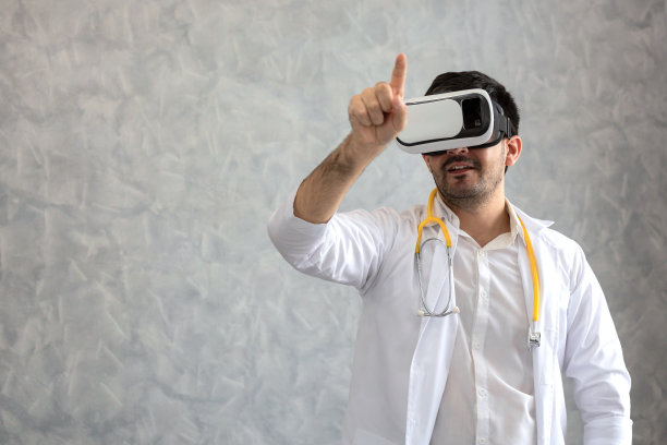 医生和虚拟现实眼镜图片下载