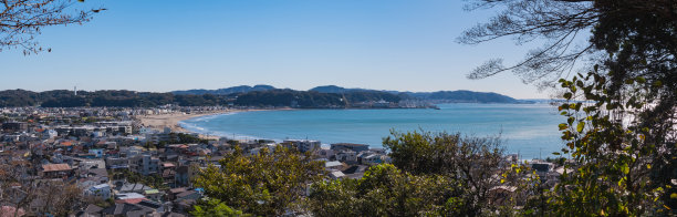日本神奈川县镰仓市湘南地区山丘上的长滨海滩。日本神奈川县镰仓市西南部的羽滨海滩。图片下载