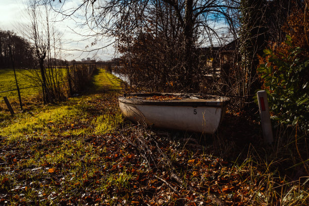 两名骑马者的剪影在日落场，美丽和平的运动景观图片下载