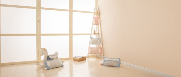 孩子们的枕头整齐地摆放在架子上图片下载