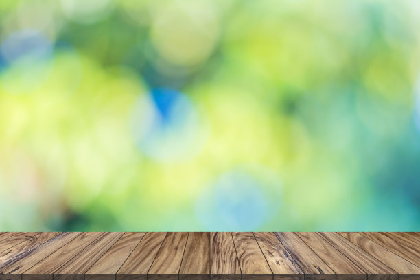 木材桌面透视产品显示在散景背景图片下载
