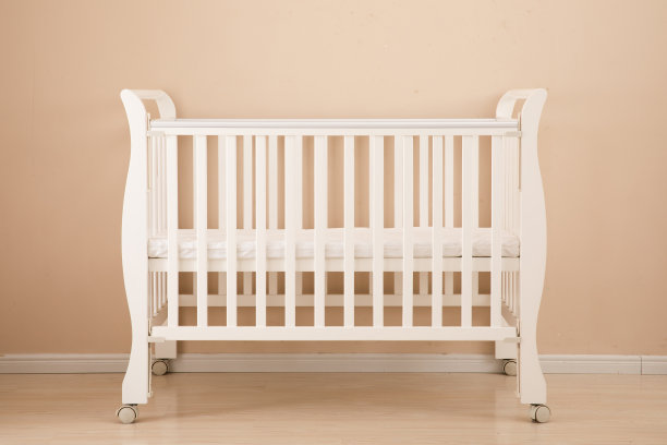 白色婴儿床的孩子隔离在白色背景图片下载