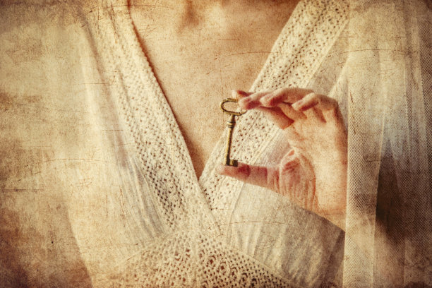 手里拿着一把旧钥匙的女人图片下载