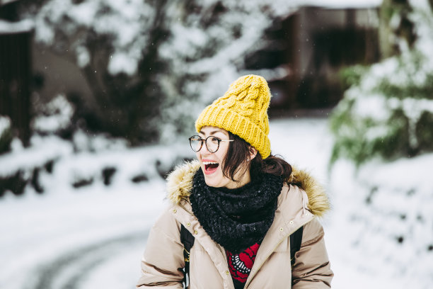 雪景和亚洲女人图片下载