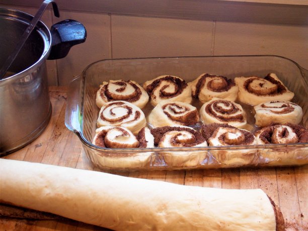 皇室免费照片-忙碌的厨房-早上烘焙-组装最令人惊奇的粘面包-切面团-面包师正在用平底锅煮美味的肉桂卷-妈妈最好的粘面包是如何做的-早上烘焙-甜蜜的期待图片下载