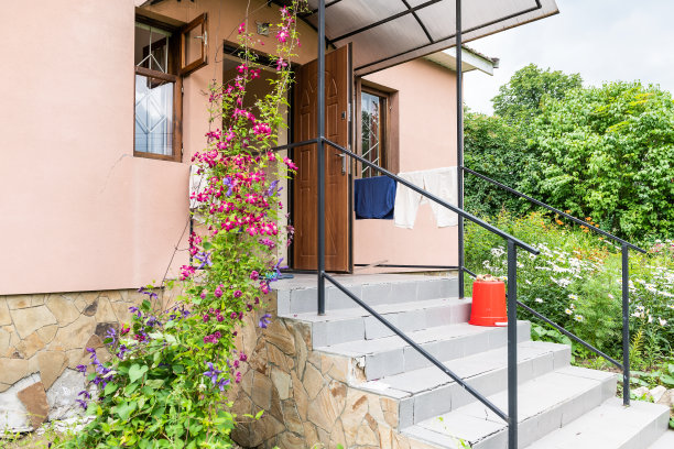 乡村别墅家庭农场别墅别墅别墅在欧洲与楼梯外部入口和衣服烘干与开放的门图片下载