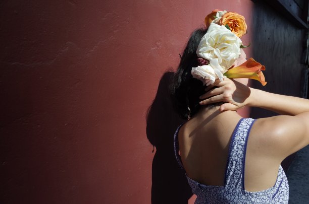 女孩拿着花园玫瑰花束图片下载