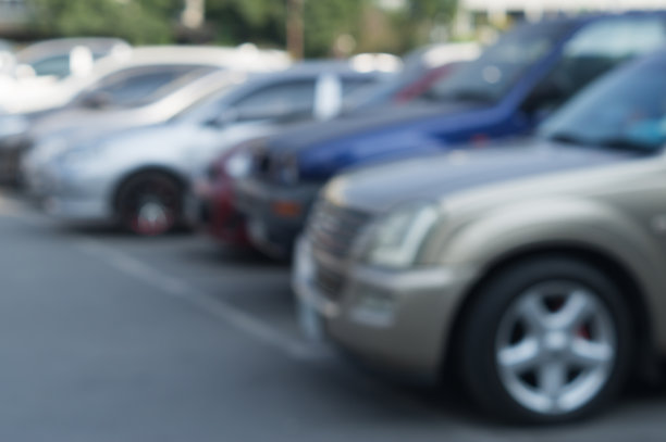 模糊的汽车停在开阔区域的图片图片下载