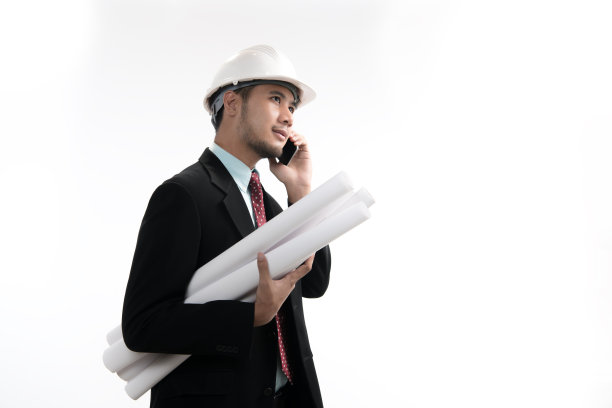 亚洲工程师或建筑师的肖像，拿着蓝图微笑，使用手机孤立在白色背景图片下载