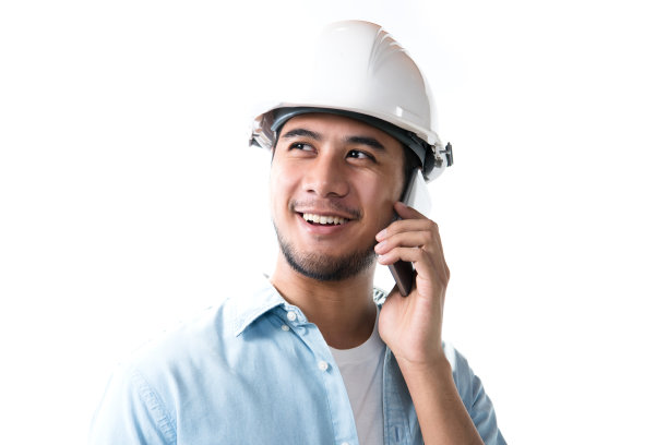 亚洲工程师的肖像，微笑着使用手机孤立在白色背景图片下载