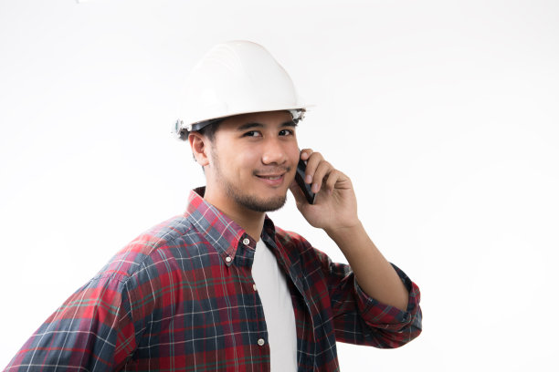 亚洲工程师的肖像，微笑着使用手机孤立在白色背景图片下载