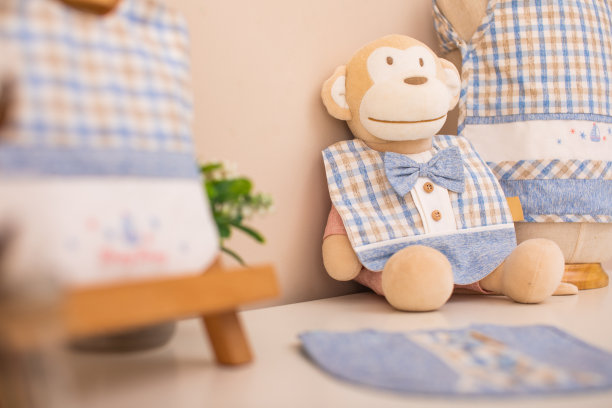 戴着围嘴的小猴子图片下载