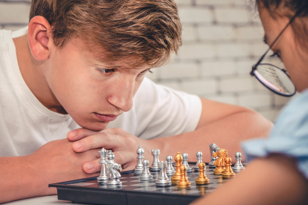 青少年一起下棋图片下载