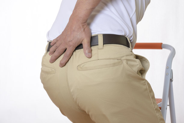 患有腰痛的老年人图片下载