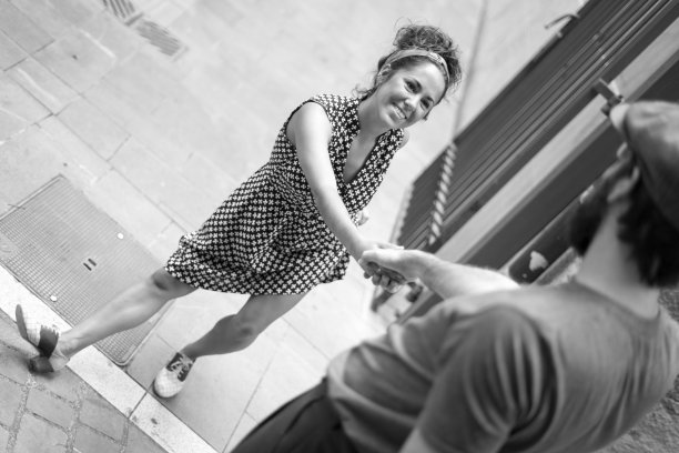 摇摆不定的图片下载