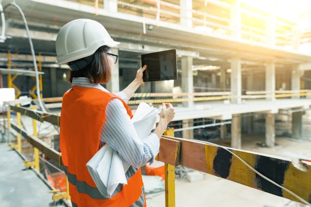 成年女性建筑工人、工程师、建筑师、检查员、工地经理的肖像。女人拍建筑照片图片下载