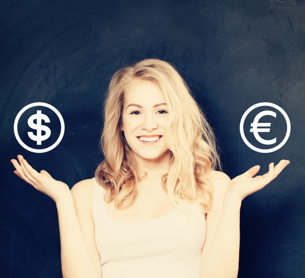 在黑板背景上选择美元或ES欧元的快乐女人，投资概念图片下载