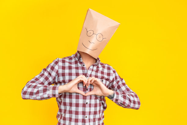 头上戴着包裹的男人，双手呈心形图片下载