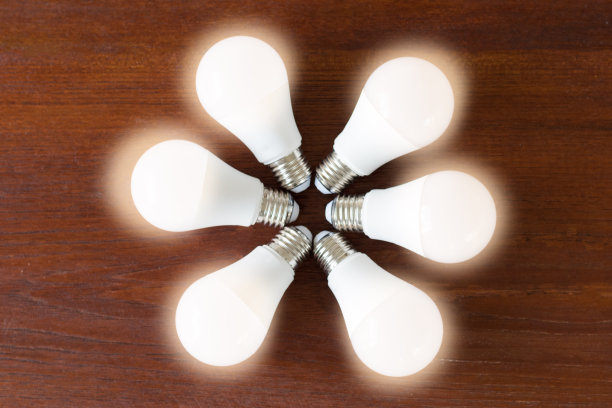 节能CSR概念。新的LED灯泡，线上有花或星号灯。图片下载