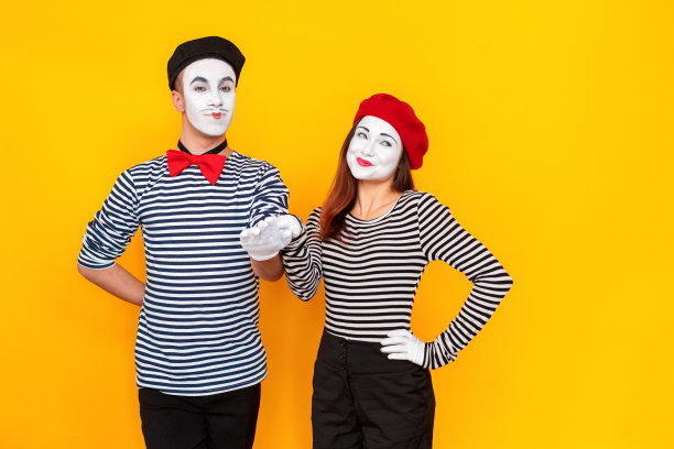 英俊的绅士邀请跳舞可爱害羞的女人图片下载