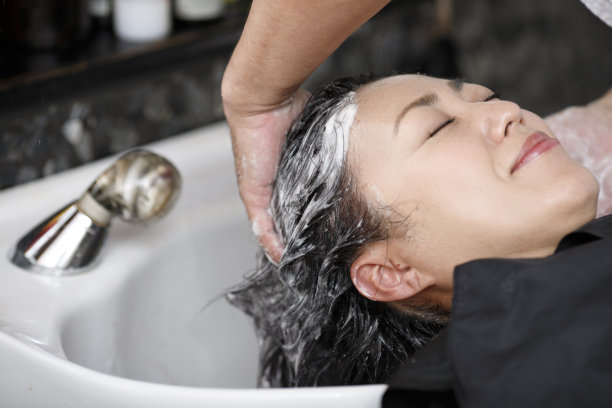 女士和美容院洗发水图片下载