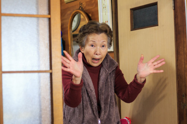 一个令人惊讶的老妇人图片下载