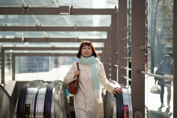 女商人走在街上图片下载