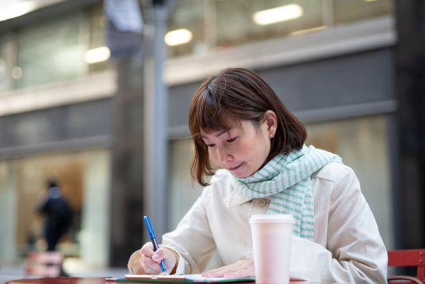 在街上填文件的女商人图片下载