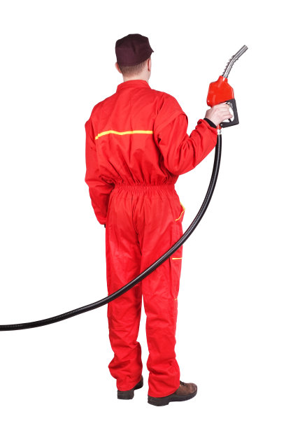 人加油站工作人员正拿着红色汽油手枪泵燃油喷嘴从后面看后视图图片下载