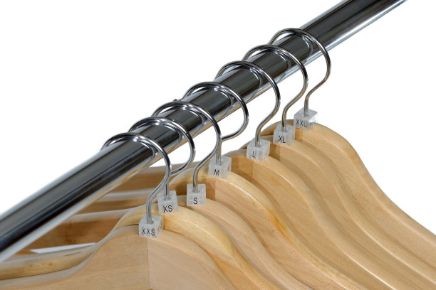 木质衣架，尺寸标签孤立在白色背景上。图片下载