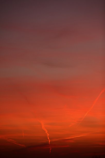 我们将沉浸在红色和橙色的阴影和模糊的云的精致轮廓中非凡的日落。图片下载