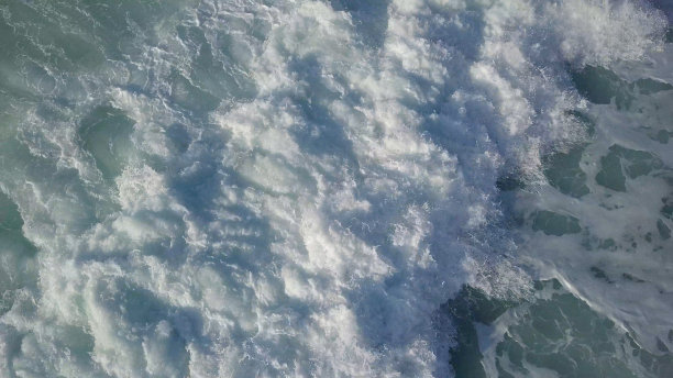 阳光明媚的日子里，暴风雨般的冲浪顶视图图片下载