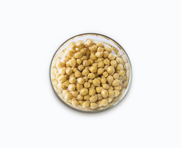 鹰嘴豆浸泡在水碗在白色的背景。鹰嘴豆孤立在白色背景。鹰嘴豆浸泡在水里。鹰嘴豆在碗中孤立白色。图片下载