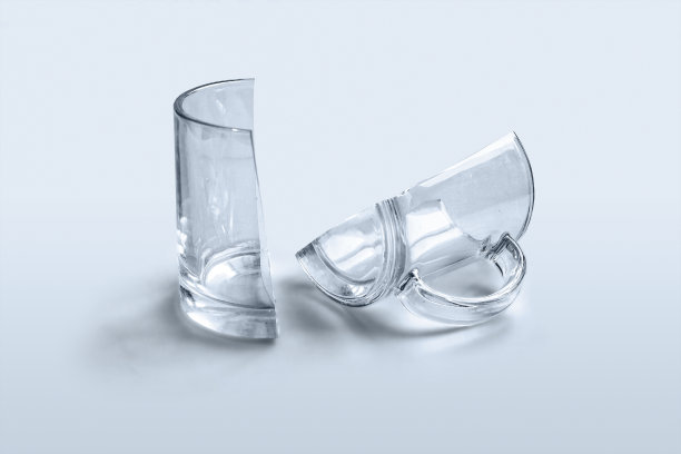 碎玻璃杯，两半图片下载
