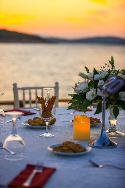 晚餐在日落时分图片下载