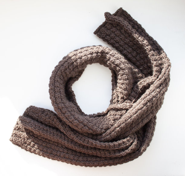 白色背景的棕色针织围巾图片下载